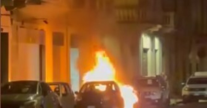 Un'auto esplode nella notte, momenti di paura in via Di Nanni