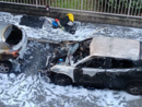 L'auto andata in fiamme in via Carmagnola L'auto andata in fiamme in via Carmagnola