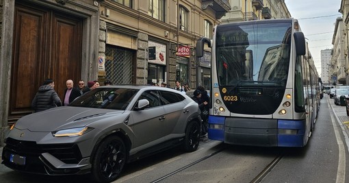 Lamborghini in malasosta blocca tram e auto in via XX Settembre