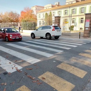 L'attraversamento rialzato di fronte alla biblioteca civica Arduino