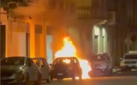 Un'auto esplode nella notte, momenti di paura in via Di Nanni