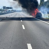 Auto in fiamme lungo la tangenziale di Torino