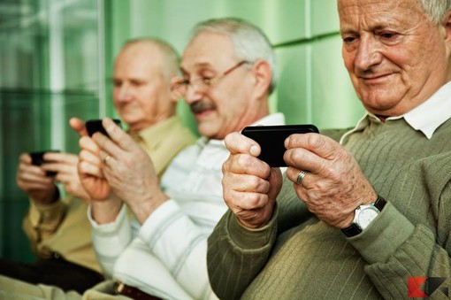 anziani con lo smartphone in mano