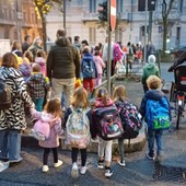 &quot;Walk To School&quot;, i bambini della Circoscrizione 1 vanno a scuola a piedi tutti insieme: l'iniziativa per sensibilizzare contro lo smog