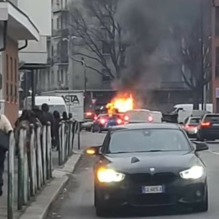 Una immagine del furgoncino che ha preso fuoco