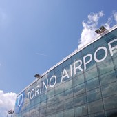 Aeroporto di Torino scritta sulla vetrata