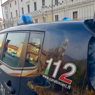 Gravere, vede i carabinieri e prova a disfarsi di una dose di crack: arrestato