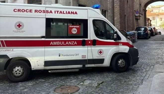 Moncalieri, le auto in sosta bloccano l'arrivo dell'ambulanza Moncalieri, le auto in sosta bloccano l'arrivo dell'ambulanza