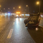 Auto si ribalta in mezzo alla carreggiata sulla Tangenziale Nord: paura tra i veicoli in transito