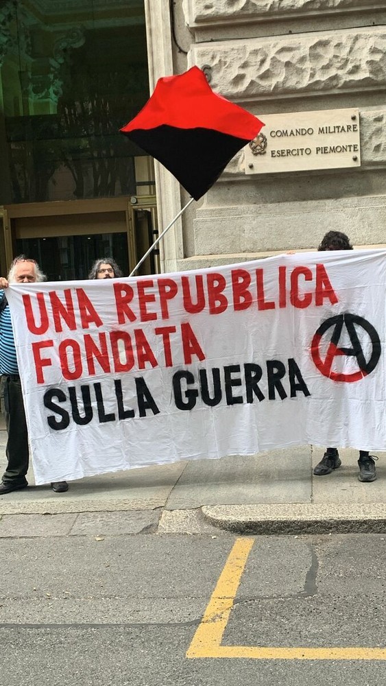 Gli antimilitaristi protestano di fronte alla sede degli Alti Comandi di Torino Gli antimilitaristi protestano di fronte alla sede degli Alti Comandi di Torino
