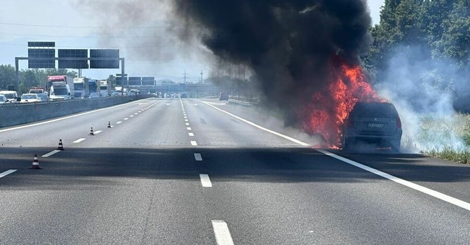 Auto in fiamme lungo la tangenziale di Torino Auto in fiamme lungo la tangenziale di Torino