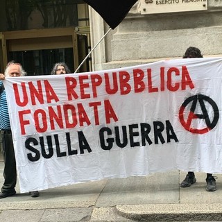 Gli antimilitaristi protestano di fronte alla sede degli Alti Comandi di Torino