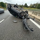 Due auto si ribaltano in tangenziale: code e un ferito nel Torinese