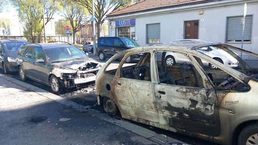 Auto bruciate in zona Aeronautica