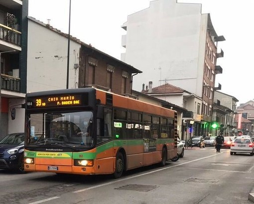 Un autobus della linea 39 in transito a Nichelino