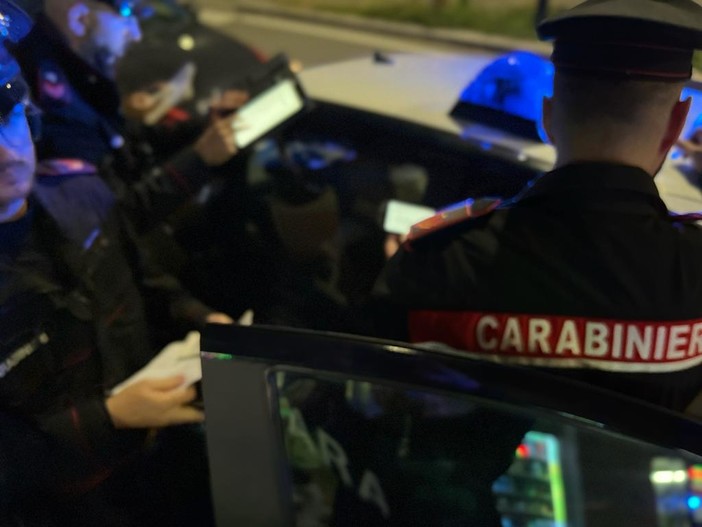 Fermato per un controllo dai carabinieri, va fuori di testa e mostra gli attributi: denunciato