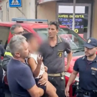 Il momento del ritrovamento del piccolo Allen (foto AdnKronos)