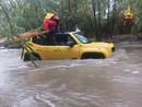 auto nel guado auto nel guado