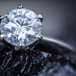 Un anello di diamanti che non indossi più: le strade possibili (oltre al cassetto) Un anello di diamanti che non indossi più: le strade possibili (oltre al cassetto)
