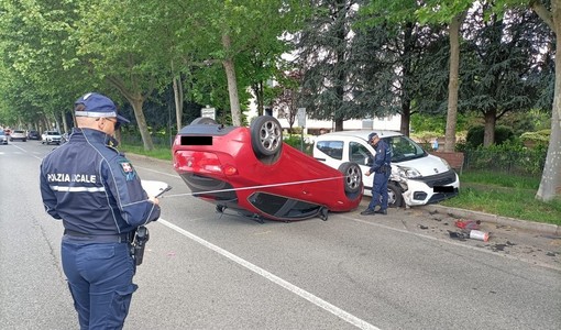 Alfa Romeo ribaltata dopo un brutto incidente: attimi di paura a Nichelino
