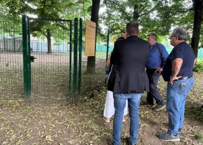 L’area cani realizzata due anni fa in corso Lombardia ancora al buio L’area cani realizzata due anni fa in corso Lombardia ancora al buio