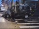 Auto prende fuoco mentre percorre la strada, momenti di paura a Nichelino