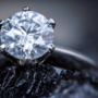 Un anello di diamanti che non indossi più: le strade possibili (oltre al cassetto)