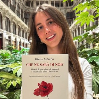 L'autrice con il suo libro