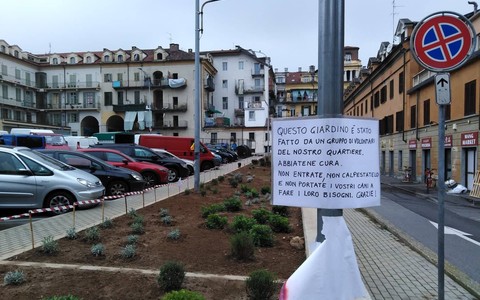 Una foto dell'aiuola di piazza don Albera