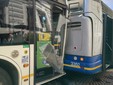 Tamponamento tra due bus in piazza Solferino