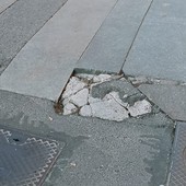 Le strade di Porta Palazzo e dintorni trasformate in un “colabrodo” di buche