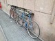 biciclette legate a un cancello