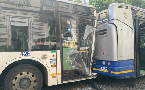 Tamponamento tra due bus in piazza Solferino