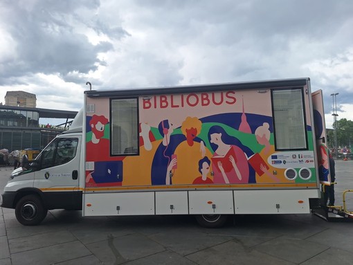 Bibliobus, Torino porta i libri nei parchi: entra in servizio il terzo mezzo itinerante