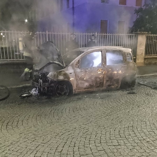 Auto in fiamme davanti alle popolari, il quartiere svegliato dalle sirene Auto in fiamme davanti alle popolari, il quartiere svegliato dalle sirene