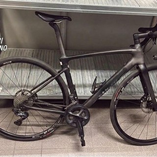 Rompono i finestrini dell'auto per rubare una bici: i carabinieri arrestano una donna