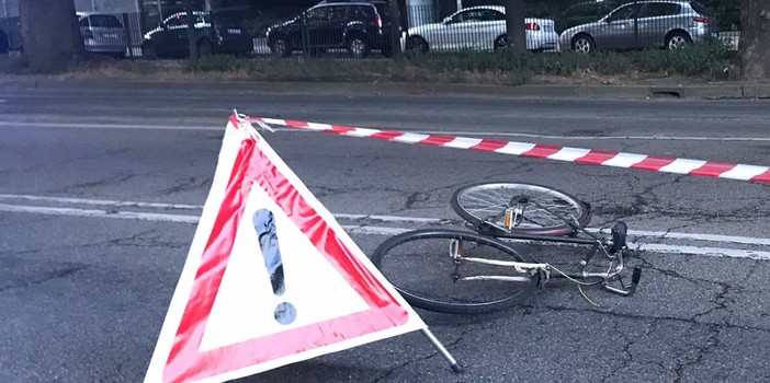 Identificato il ciclista morto dopo essere stato travolto da un'auto della polizia: indagini sulla dinamica