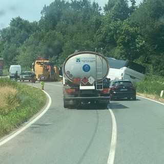 Autobus privato finisce fuori strada e resta bloccato a Candiolo