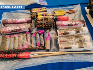 Il materiale sequestrato dalla polizia Il materiale sequestrato dalla polizia