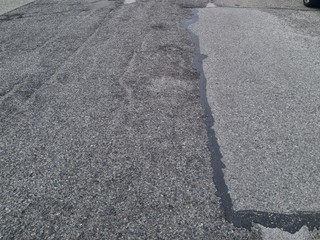 Buche e strada dissestata in via Forlì