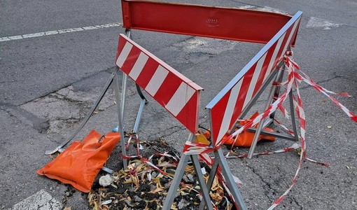 La buca dimenticata di Mirafiori Sud: “Rischio incidenti ogni giorno”