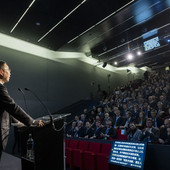 incontro in una sala gremita con un relatore incontro in una sala gremita con un relatore