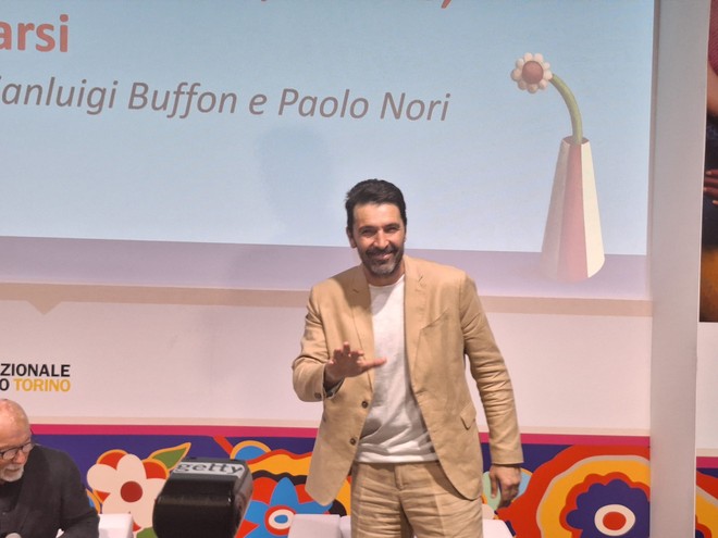 Effetto Buffon al Salone del Libro: folla in delirio per l’ex numero 1 della Juve