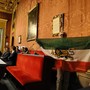 Silvio Viale sventola la bandiera dell'Iran durante il Consiglio comunale