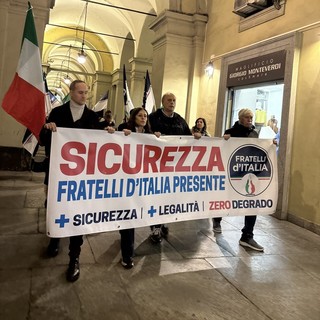 FdI in marcia sotto i portici: “Basta degrado, vogliamo sicurezza” FdI in marcia sotto i portici: “Basta degrado, vogliamo sicurezza”