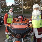I Babbi Natale in moto colorano di rosso il centro di Nichelino
