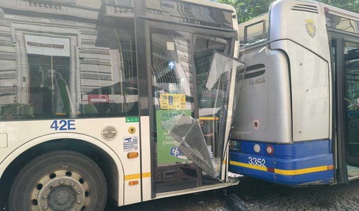 Tamponamento tra due bus in piazza Solferino