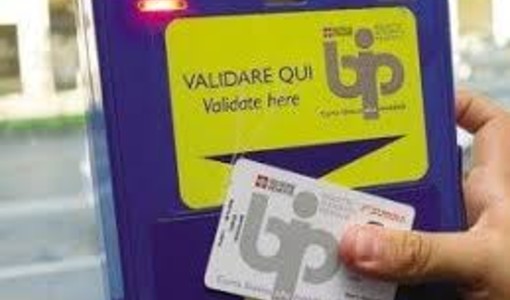 A Torino la tessera bus "alias" per i transgender diventa definitiva
