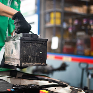 Perché i tuoi brevi tragitti quotidiani stanno uccidendo la batteria dell'auto