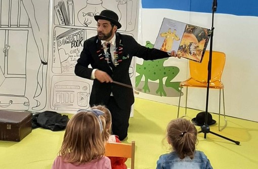 Attività di lettura per bambini con un animatore
